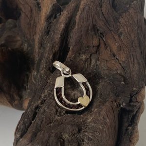 Zilveren hoefijzer hanger met een gouden hartje
