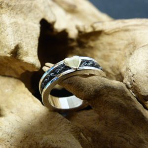 Zilveren ring met gouden hart en paardenhaar